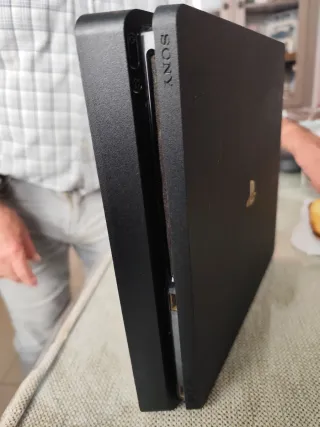 PS4 Slim 1TB Edición Limitada + 2 Mandos