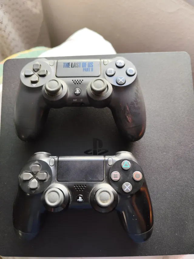 PS4 Slim 1TB Edición Limitada + 2 Mandos