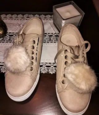 Tenis mujer beige con pompón