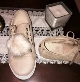 Tenis mujer beige con pompón