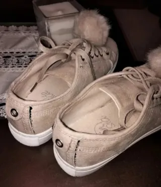 Tenis mujer beige con pompón