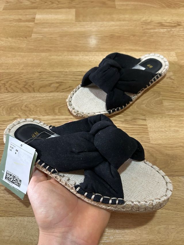 H&M Sandalias Planas con Lazo - Negras / Talla 39