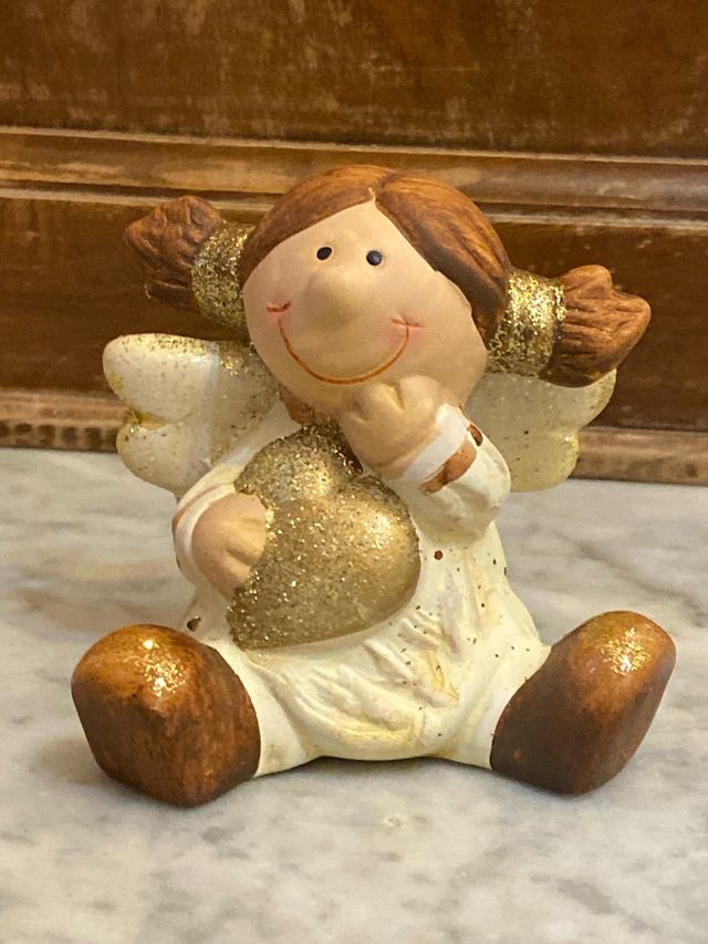 Angelo in terracotta con cuore glitterato