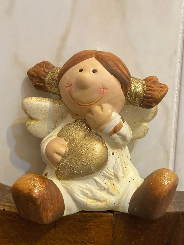 Angelo in terracotta con cuore glitterato