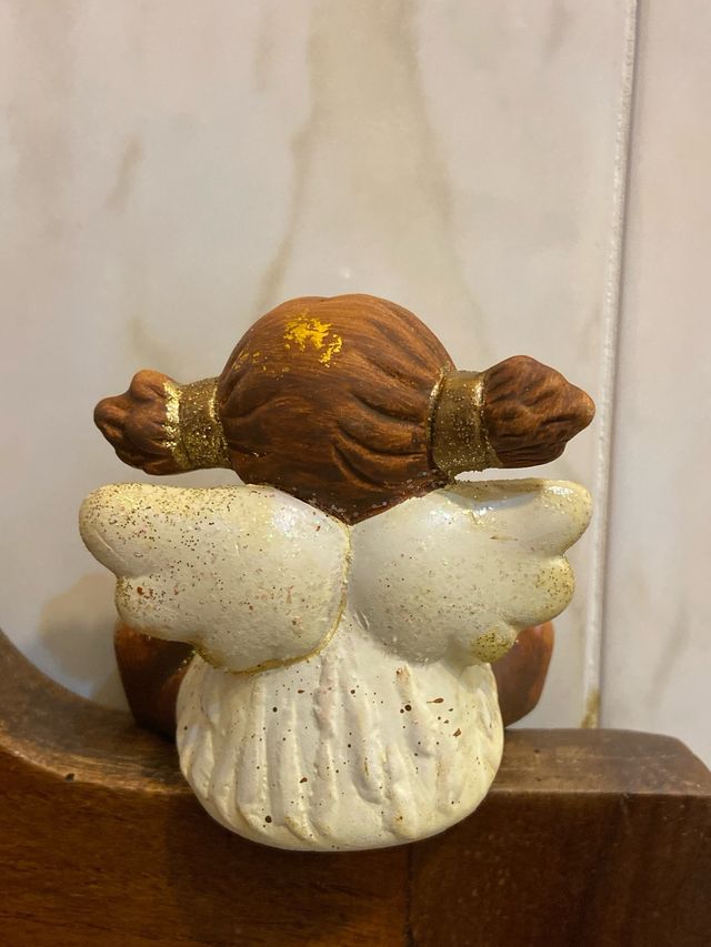 Angelo in terracotta con cuore glitterato