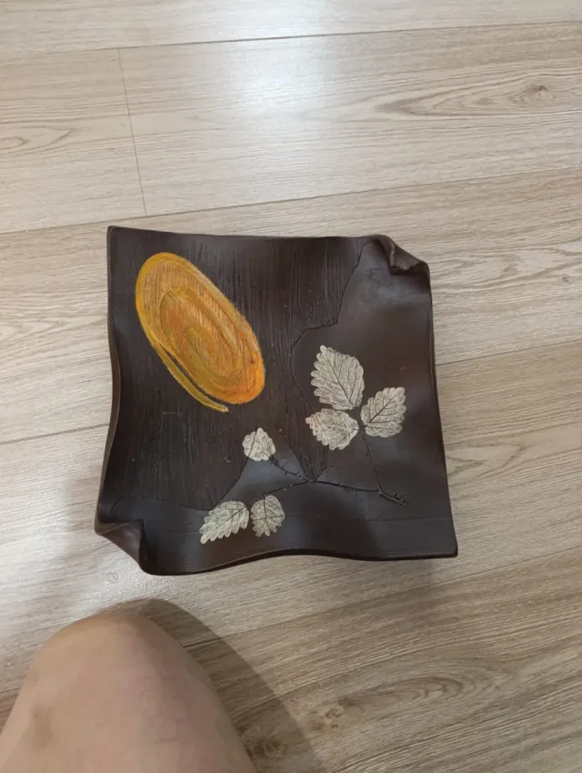 Ciotola decorativa in ceramica marrone con foglie