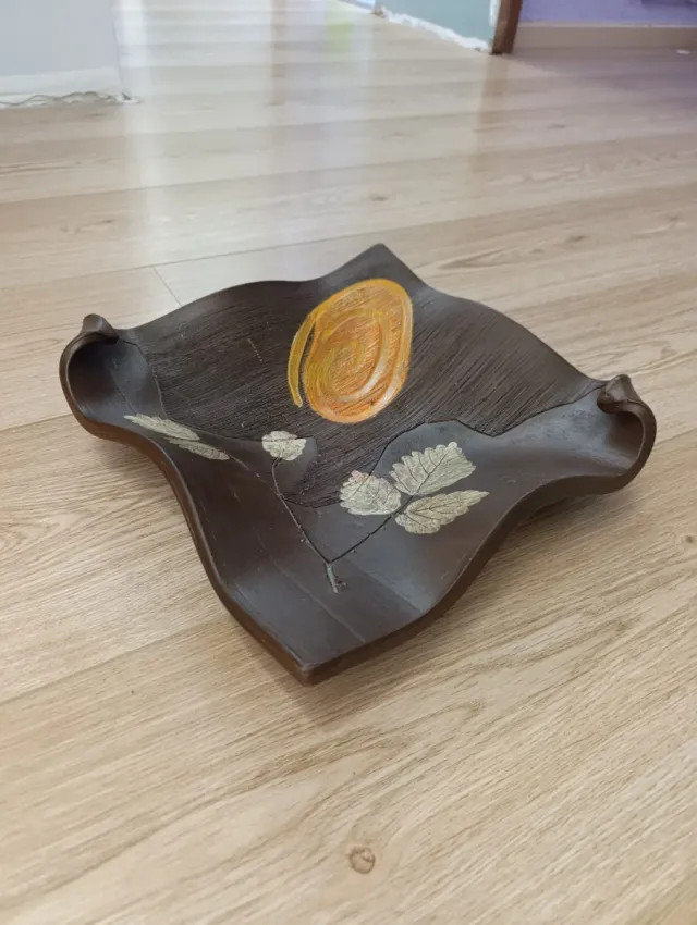 Ciotola decorativa in ceramica marrone con foglie