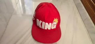 Gorra Kpop Roja con Corona Dorada