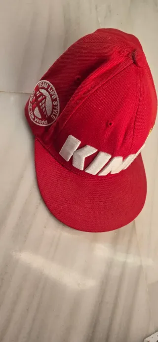 Gorra Kpop Roja con Corona Dorada
