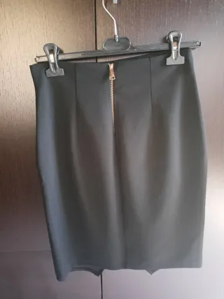 Gonna elegante attillata nera