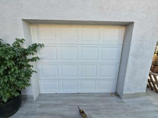 Puerta de garaje blanca con motor