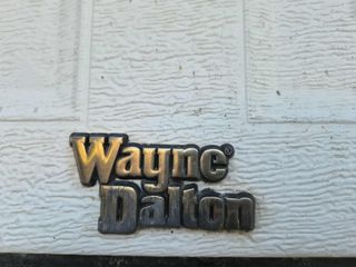 Puerta de garaje blanca con motor