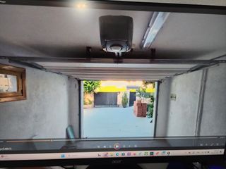 Puerta de garaje blanca con motor