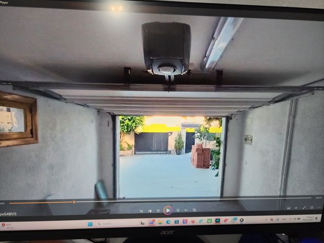 Puerta de garaje blanca con motor  220 × 265 cm