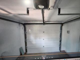 Puerta de garaje blanca con motor