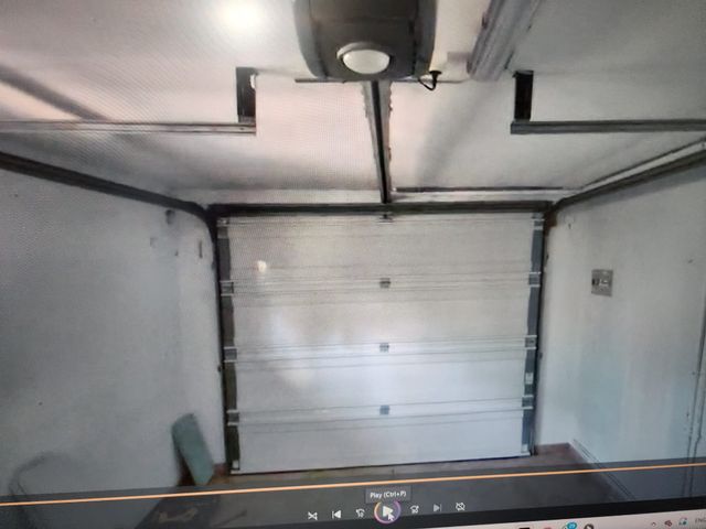 Puerta de garaje blanca con motor  220 × 265 cm