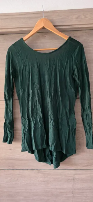 Camiseta verde escote espada