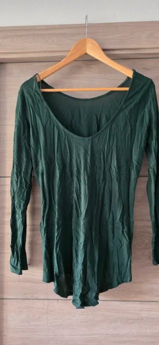 Camiseta verde escote espada