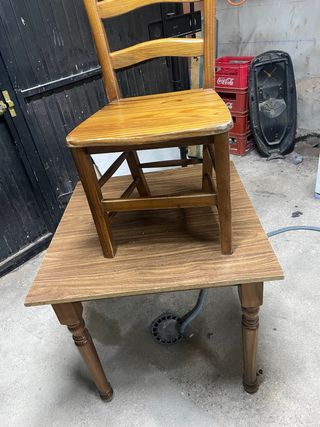 Mesa y silla de madera