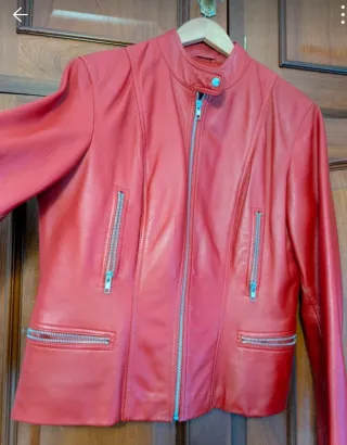 Cazadora de piel roja