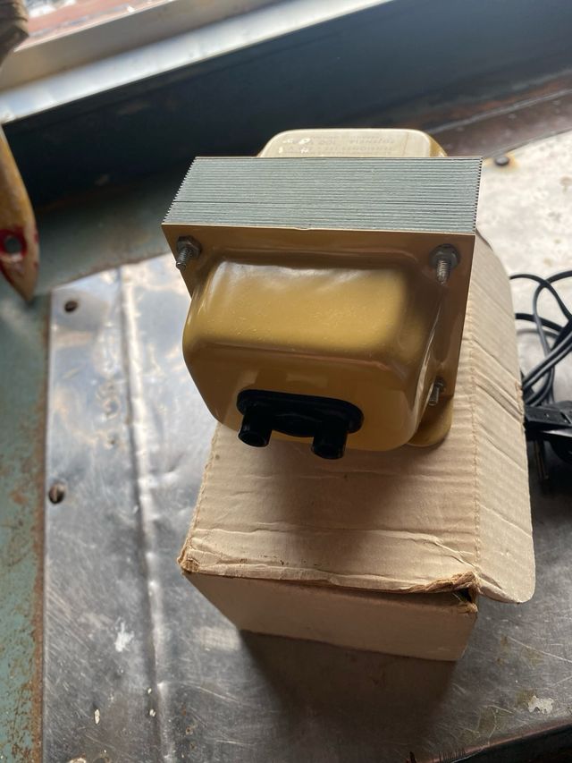 Transformador LOYJE 100 VA 220/125V