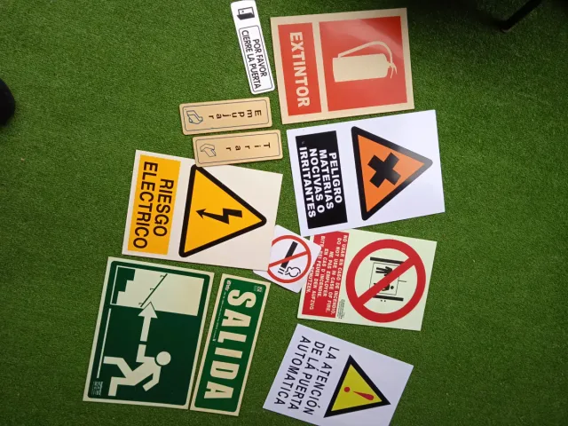 Lote de Carteles Informativos y Señalización