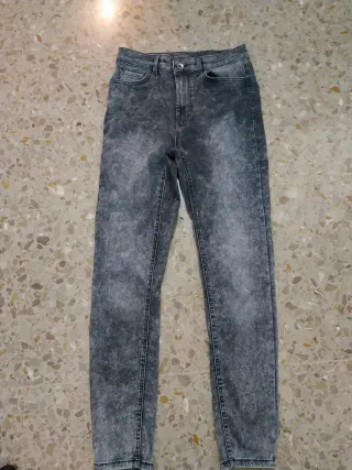 Pantalones vaqueros grises efecto desgastado