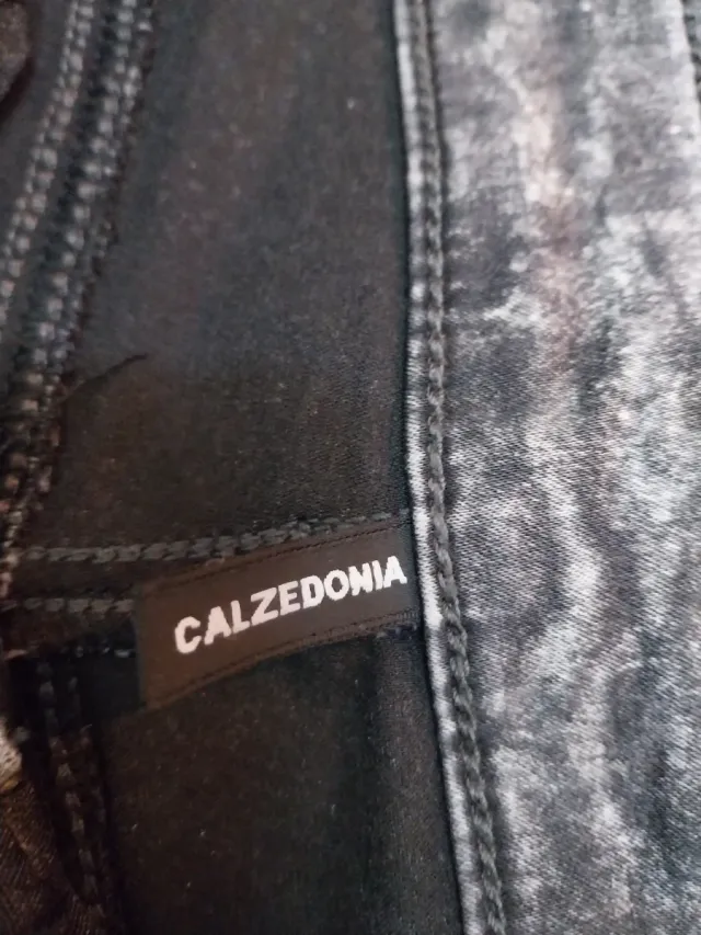 Pantalones vaqueros grises efecto desgastado