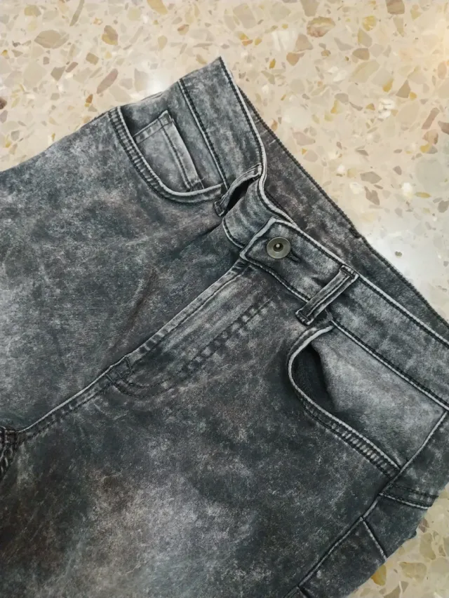 Pantalones vaqueros grises efecto desgastado