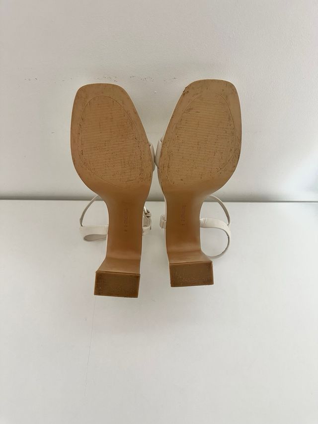 Sandalias tacón Stradivarius. T 40