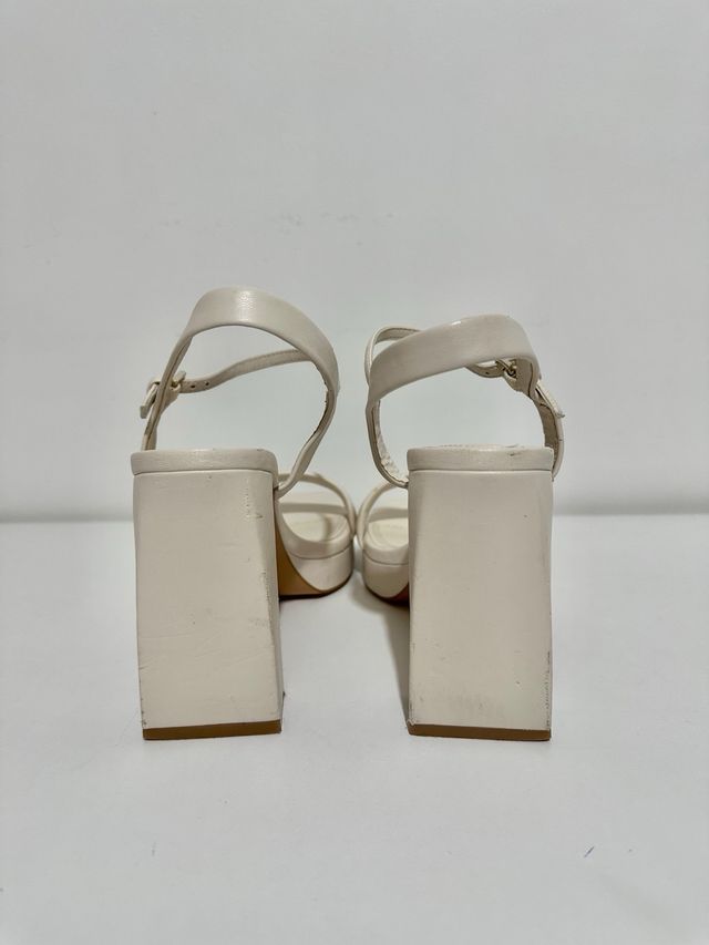 Sandalias tacón Stradivarius. T 40