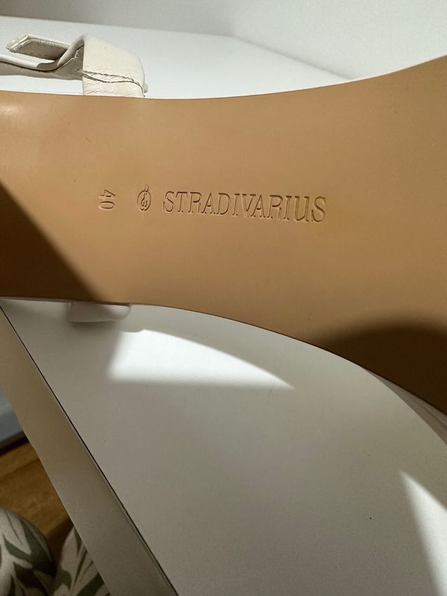 Sandalias tacón Stradivarius. T 40