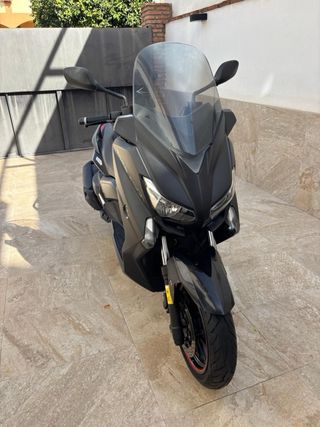 Yamaha Xmax 400 Momo Design