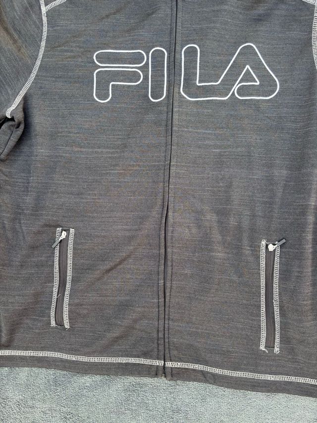 Fila hoodie gris oscuro con capucha y bolsillos