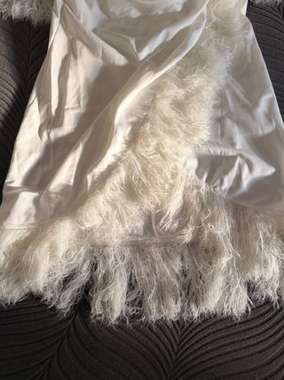 Vestido blanco fiesta plumas