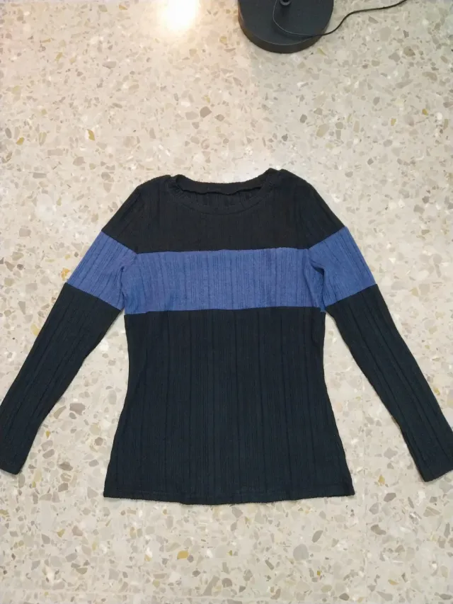 Suéter de rayas negro y azul