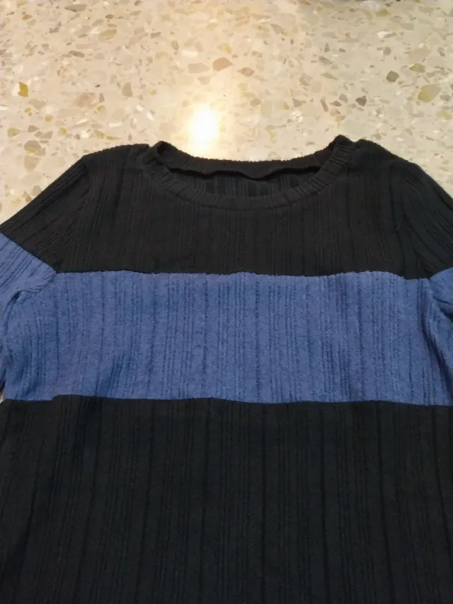 Suéter de rayas negro y azul