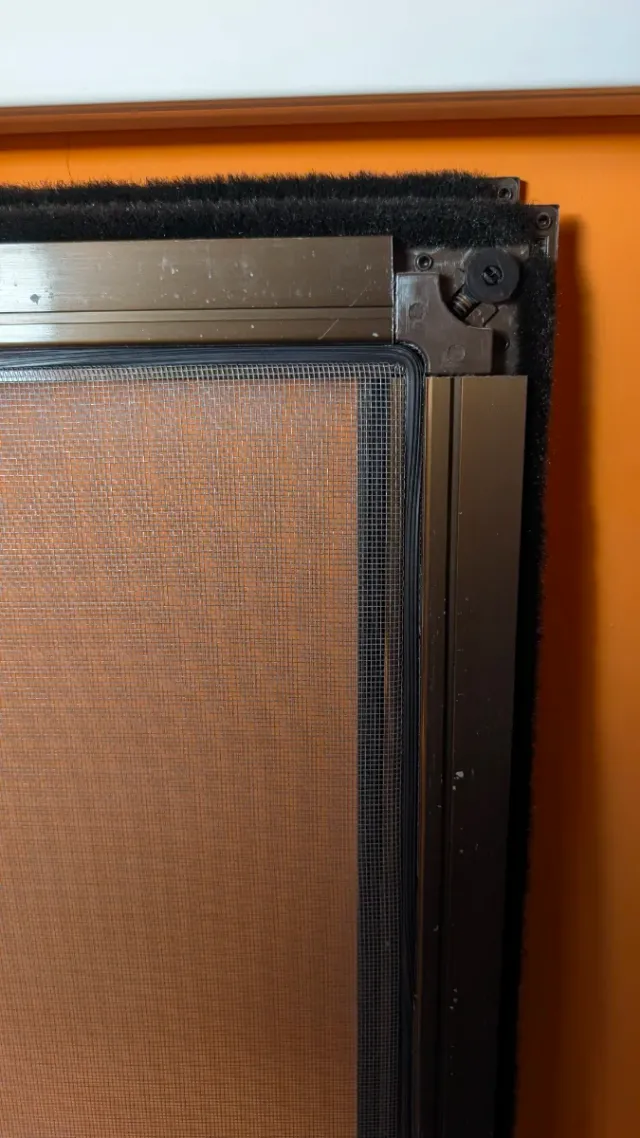 Mosquiteras de aluminio en color bronce