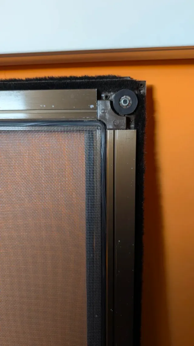 Mosquiteras de aluminio en color bronce