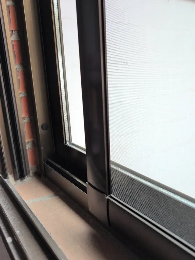 Mosquiteras de aluminio en color bronce