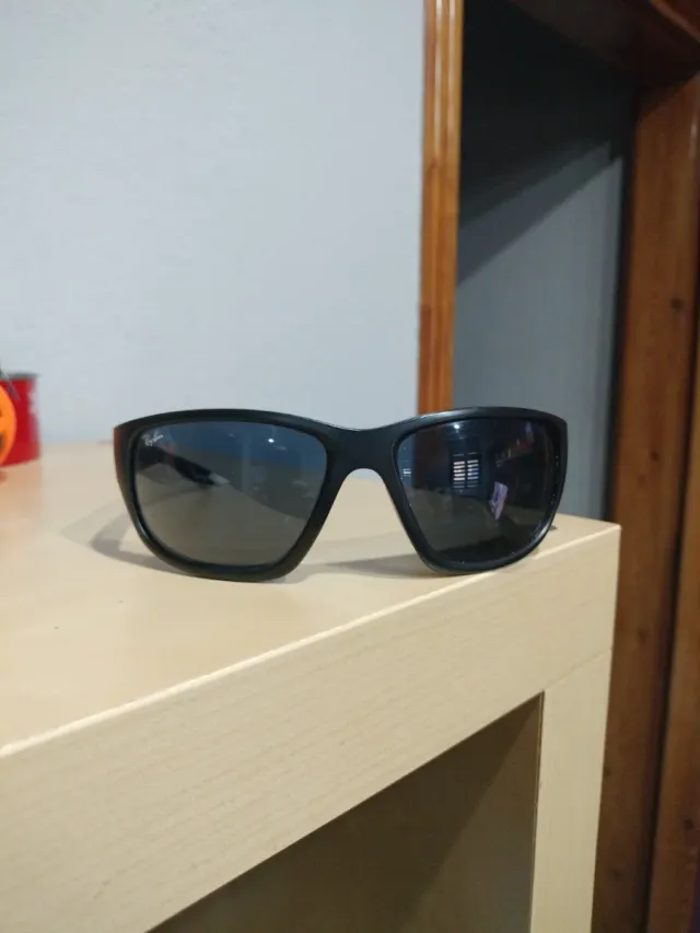 Gafas de sol Ray-Ban negras .