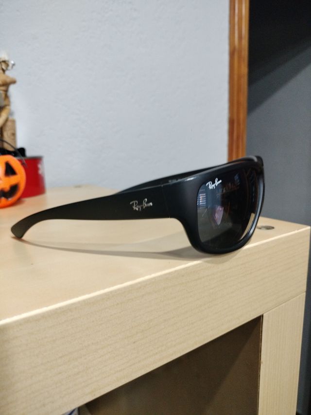 Gafas de sol Ray-Ban negras .