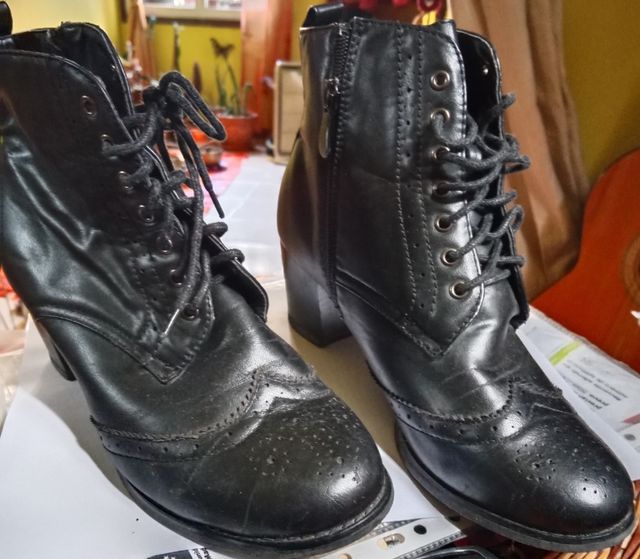 Botines de piel negros con cordones