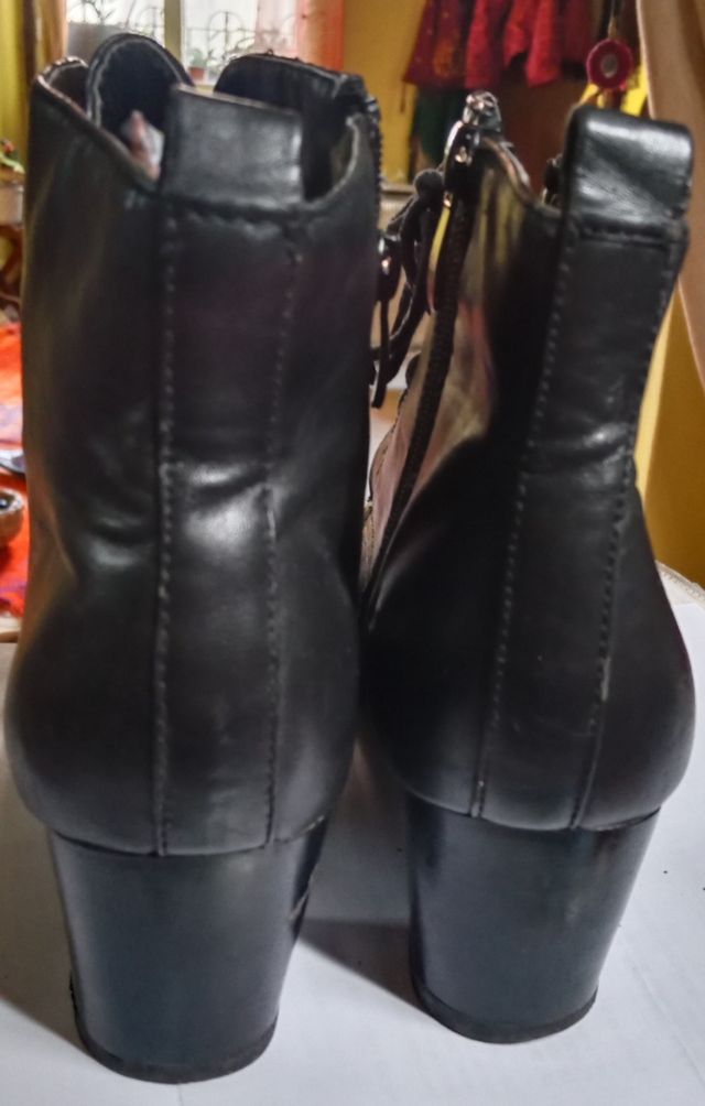 Botines de piel negros con cordones