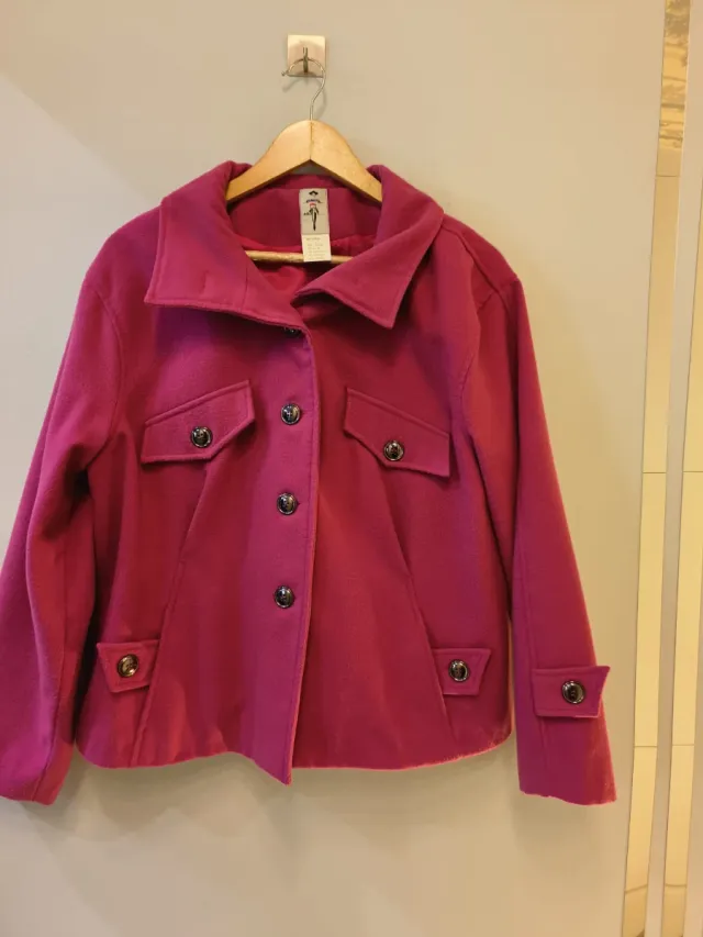 Abrigo rosa corto