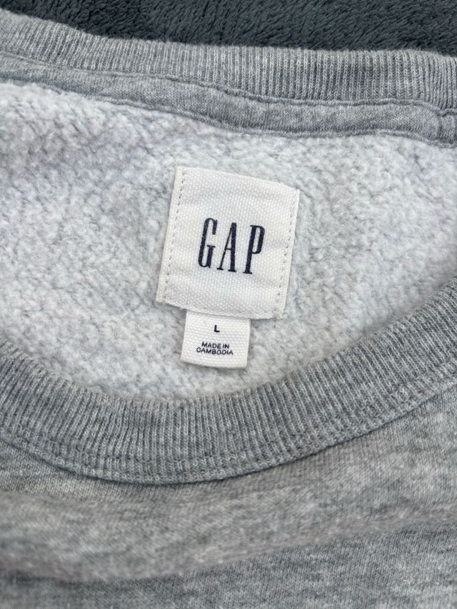 GAP hoodie gris con logo blanco – estilo casual