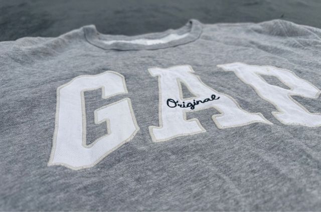 GAP hoodie gris con logo blanco – estilo casual