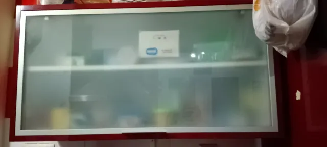 Mueble de cocina rojo y cristal