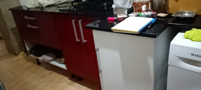 Mueble de cocina rojo y cristal