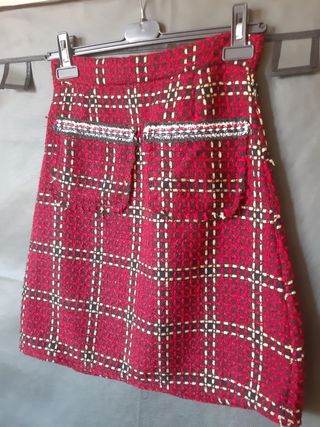 Falda de tejido tweed. Nueva sin estrenar. De cint